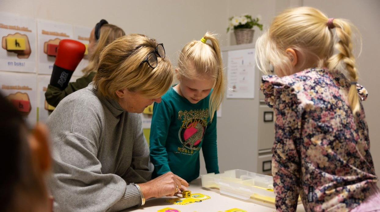 Een docente helpt kinderen met educatieve activiteiten aan de Bongerd in Oldenzaal. Een docente helpt kinderen met educatieve activiteiten aan de Bongerd in Oldenzaal.