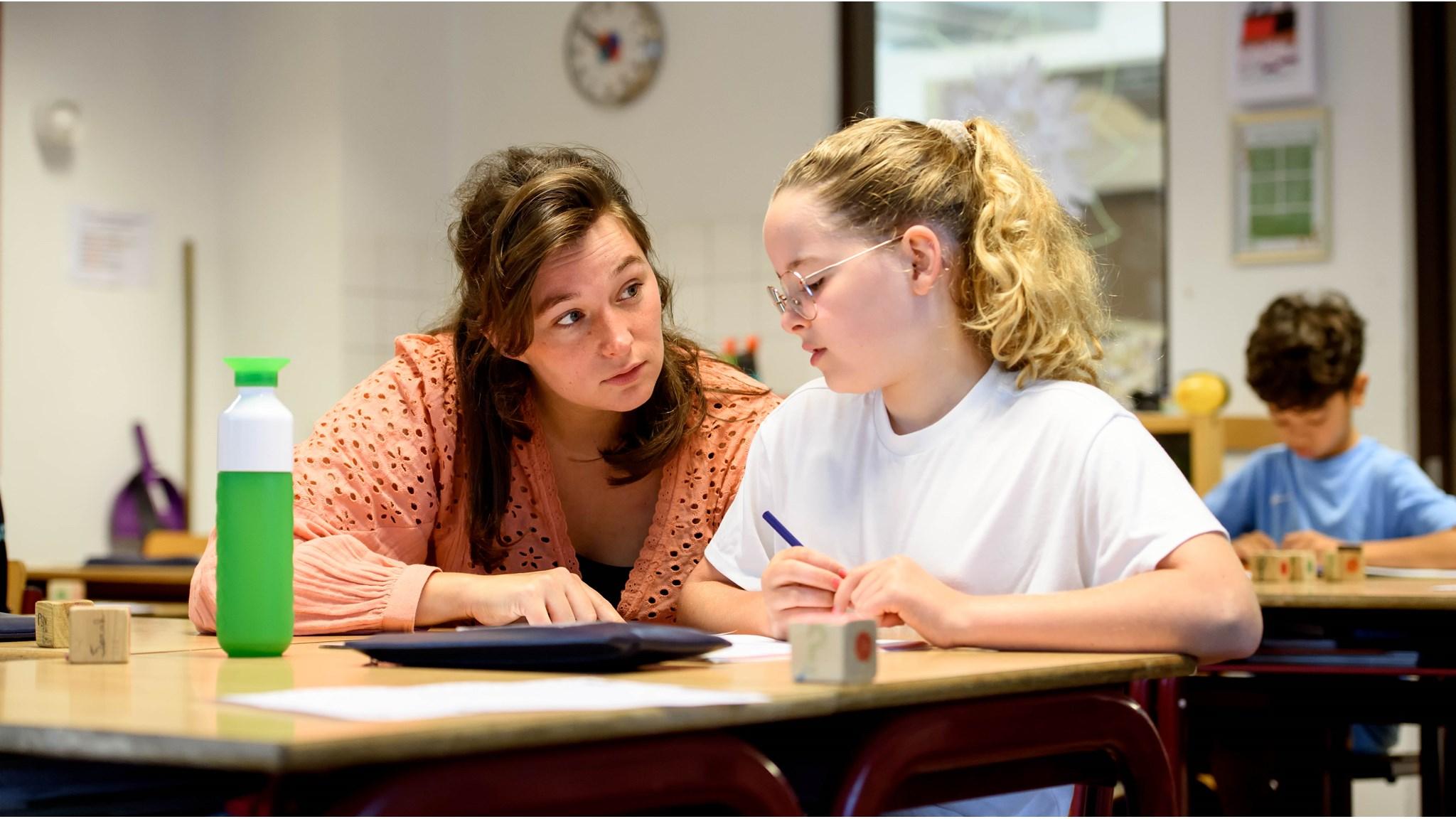 Een docente legt een leerling iets uit tijdens een les op RKBS St. Jozef in Zwaagdijk-Oost. Een docente legt een leerling iets uit tijdens een les op RKBS St. Jozef in Zwaagdijk-Oost.