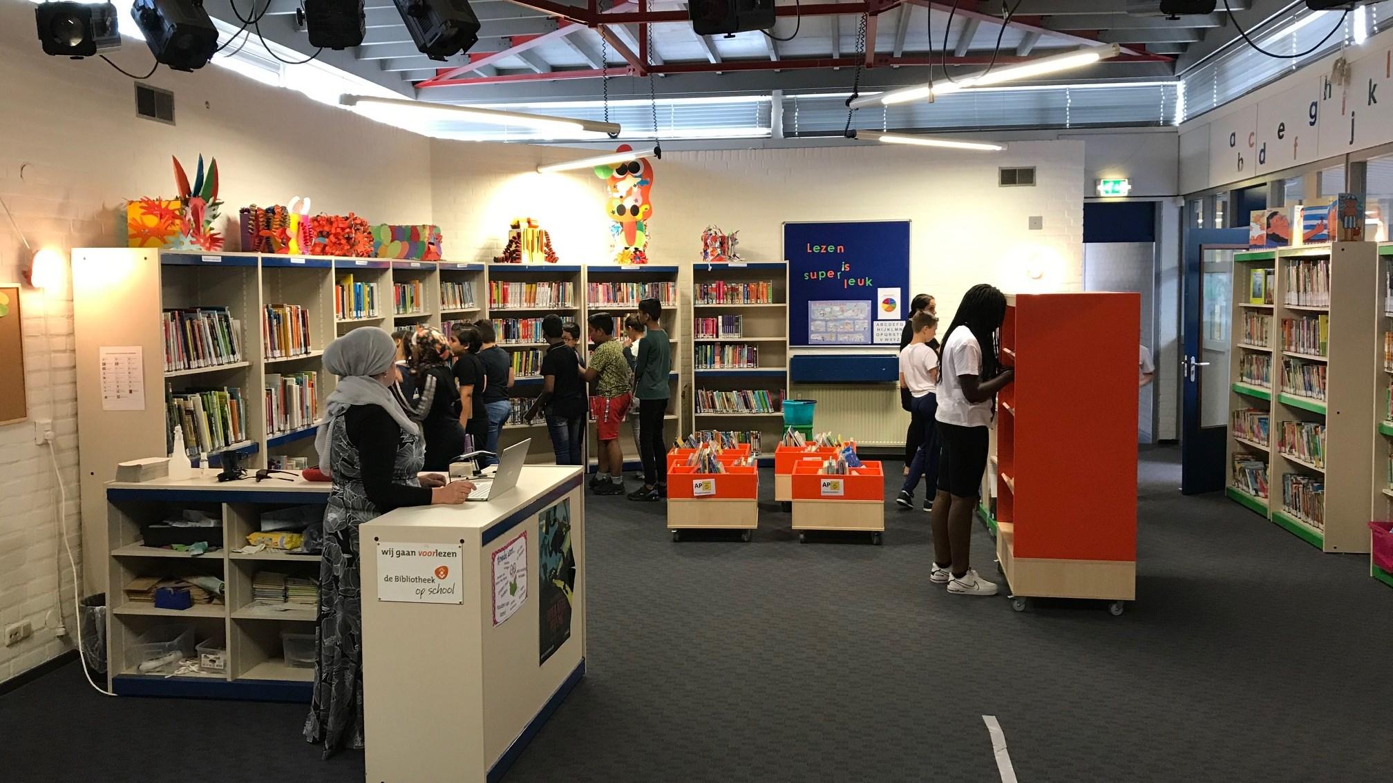 Een drukke bibliotheek met leerlingen van Kbs Olympia in Breda die boeken bekijken en studeren. Een drukke bibliotheek met leerlingen van Kbs Olympia in Breda die boeken bekijken en studeren.