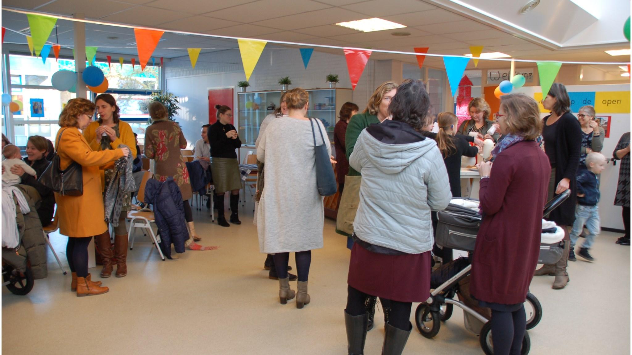 Een drukke bijeenkomst op Basisschool Eben-Haëzer locatie Teuge met ouders en kinderen in een levendige sfeer. Een drukke bijeenkomst op Basisschool Eben-Haëzer locatie Teuge met ouders en kinderen in een levendige sfeer.