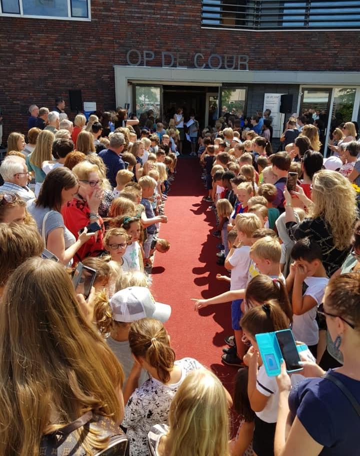 Een drukke dag op de rode loper voor Rk Bs De Cramignon in Eijsden, met veel kinderen en ouders die samen komen. Een drukke dag op de rode loper voor Rk Bs De Cramignon in Eijsden, met veel kinderen en ouders die samen komen.