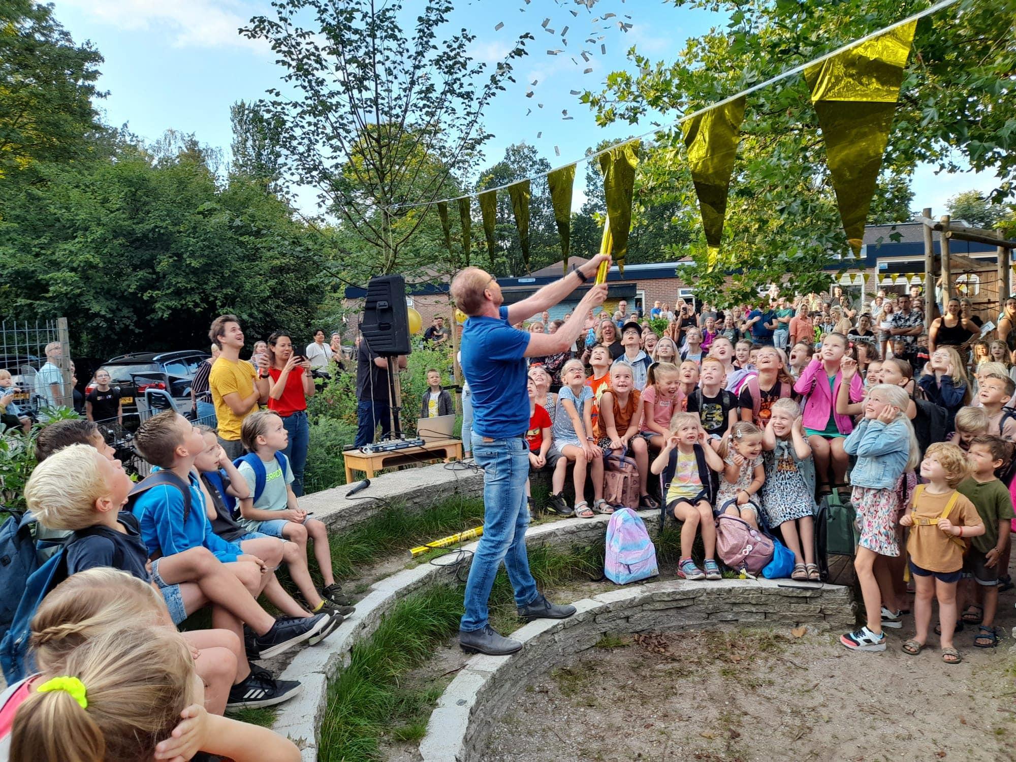 Een enthousiaste bijeenkomst op het schoolplein van de Bernhardschool Ermelo met kinderen die geboeid kijken. Een enthousiaste bijeenkomst op het schoolplein van de Bernhardschool Ermelo met kinderen die geboeid kijken.