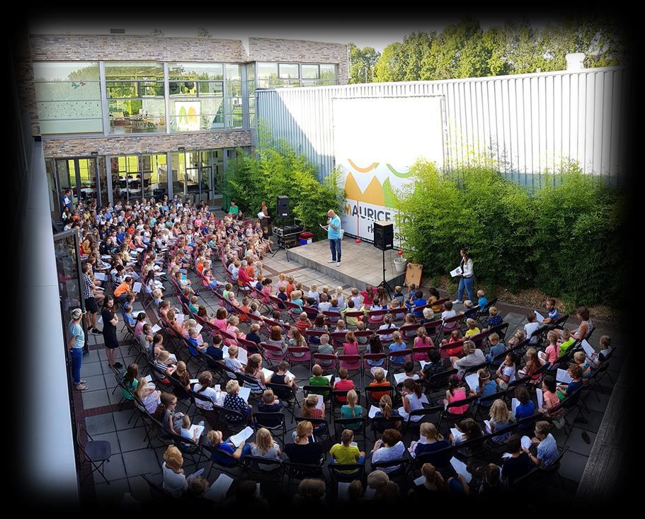 Een evenement op het schoolplein van de Rooms Katholieke Basisschool Maurice Rose in Margraten met een grote groep leerlingen en ouders. Een evenement op het schoolplein van de Rooms Katholieke Basisschool Maurice Rose in Margraten met een grote groep leerlingen en ouders.