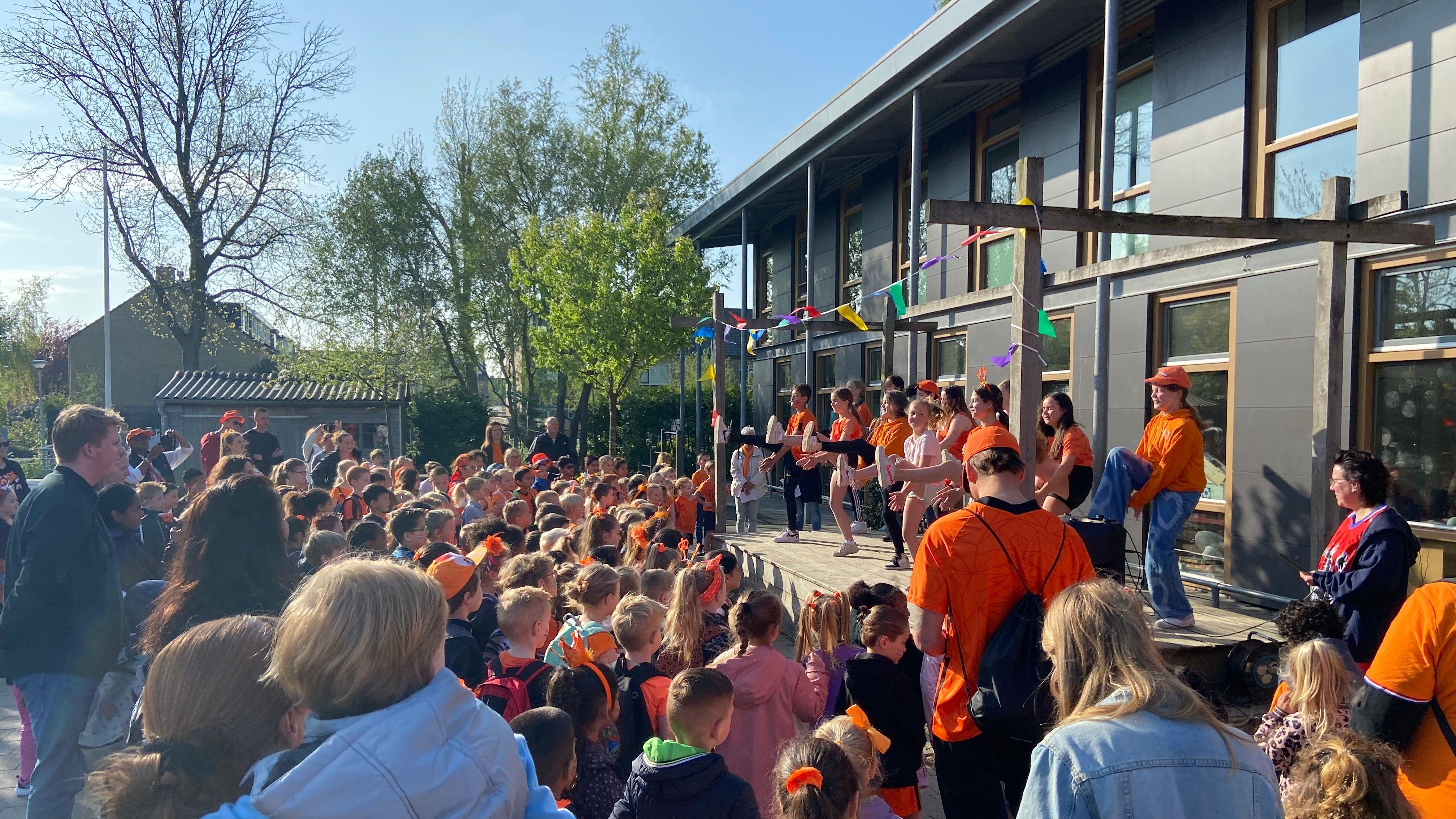 Een evenement op het schoolplein van de Sint Jozef Basisschool in Nootdorp met leerlingen in vrolijke oranje kleding. Een evenement op het schoolplein van de Sint Jozef Basisschool in Nootdorp met leerlingen in vrolijke oranje kleding.
