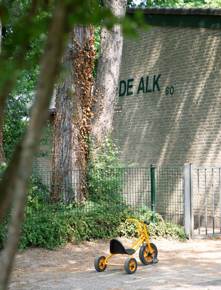 Een gele driewieler op het schoolplein van De Alk in Alkmaar. Een gele driewieler op het schoolplein van De Alk in Alkmaar.