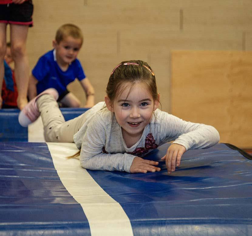 Een gelukkig meisje speelt op een mat tijdens gymles aan de Christelijke Basisschool in Oost-Souburg. Een gelukkig meisje speelt op een mat tijdens gymles aan de Christelijke Basisschool in Oost-Souburg.