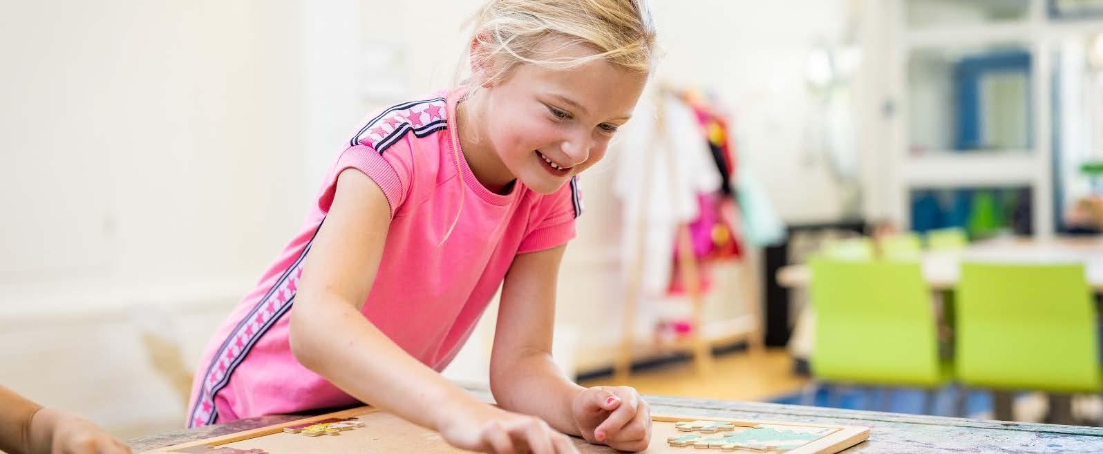 Een gelukkige leerling van Christelijke Basisschool de Roerganger in Heerenveen is bezig met een puzzelactiviteit. Een gelukkige leerling van Christelijke Basisschool de Roerganger in Heerenveen is bezig met een puzzelactiviteit.