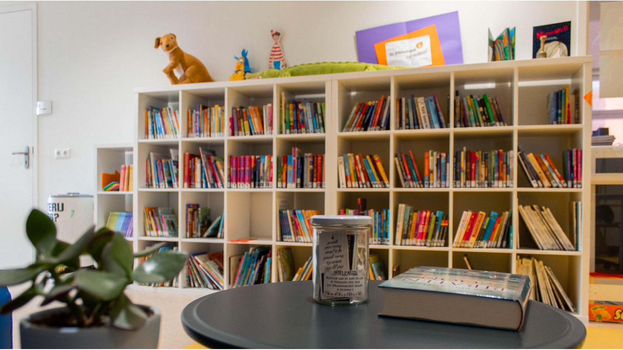 Een gezellige bibliotheekhoek van CBS de 7-Sprong in Oude Pekela, gevuld met kleurrijke boeken en knuffels. Een gezellige bibliotheekhoek van CBS de 7-Sprong in Oude Pekela, gevuld met kleurrijke boeken en knuffels.