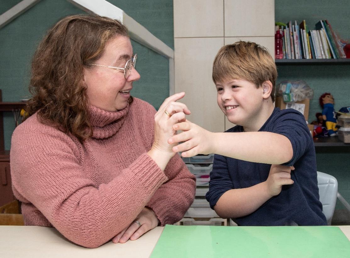 Een gezellige interactie tussen een lerares en een leerling op Basisschool De Wegwijzer in Tilburg. Een gezellige interactie tussen een lerares en een leerling op Basisschool De Wegwijzer in Tilburg.
