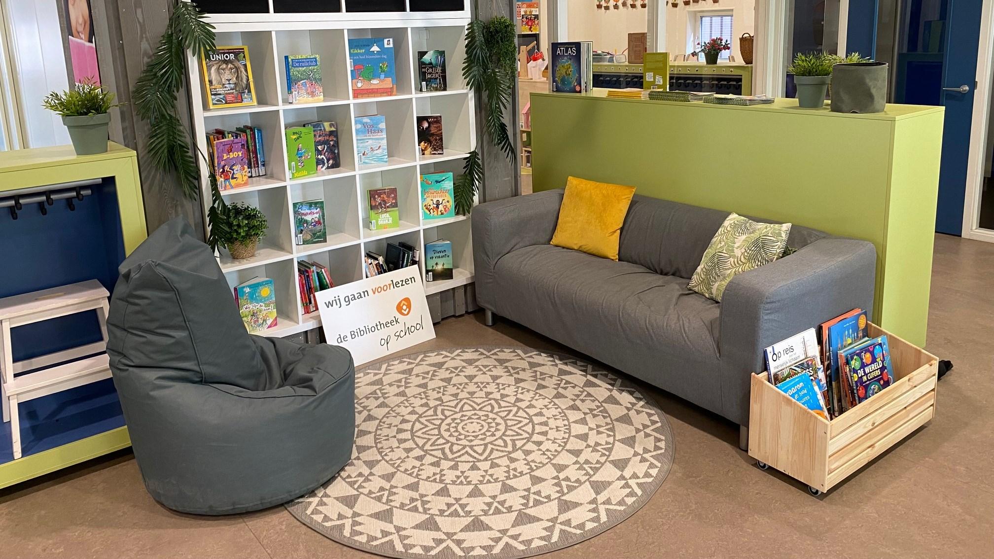 Een gezellige leeshoek in Basisschool De Horizon in Bedum met comfortabele stoelen en een boekenkast. Een gezellige leeshoek in Basisschool De Horizon in Bedum met comfortabele stoelen en een boekenkast.