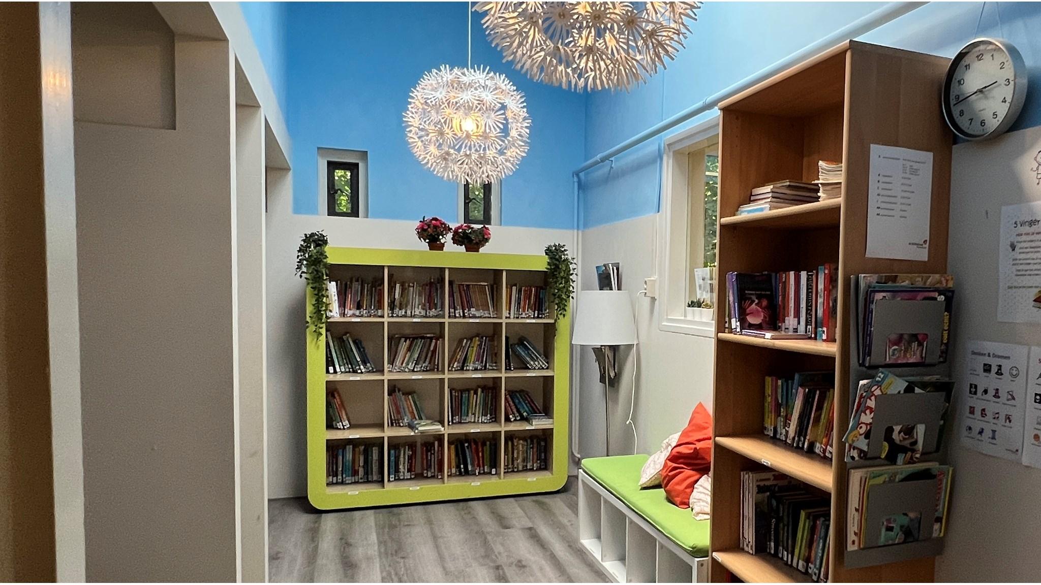 Een gezellige leeshoek in Basisschool De Tweestroom in Altforst, met boekenplanken en sfeervolle verlichting. Een gezellige leeshoek in Basisschool De Tweestroom in Altforst, met boekenplanken en sfeervolle verlichting.