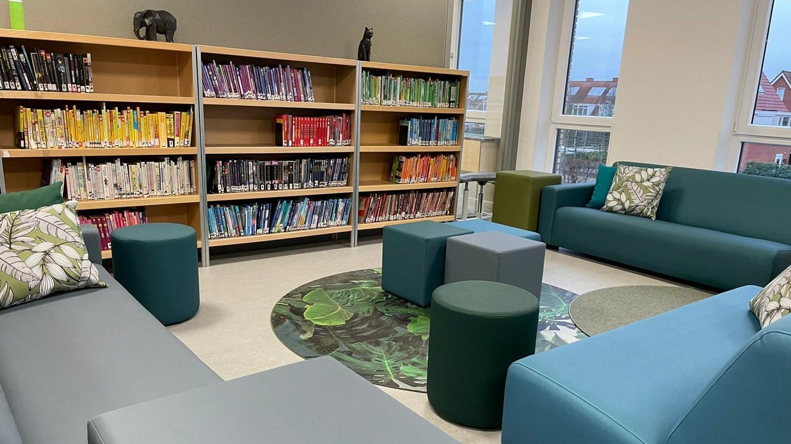 Een gezellige leeshoek met moderne meubels en boekenplanken in basisschool De Bataaf in Tiel. Een gezellige leeshoek met moderne meubels en boekenplanken in basisschool De Bataaf in Tiel.