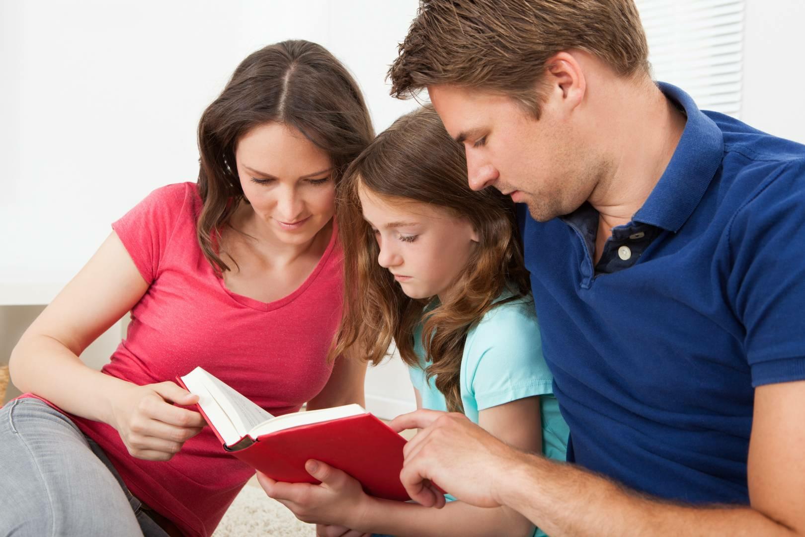 Een gezin leest samen een boek, wat de betrokkenheid bij onderwijs benadrukt op ZML de Ark Oud-Beijerland in Oud-Beijerland. Een gezin leest samen een boek, wat de betrokkenheid bij onderwijs benadrukt op ZML de Ark Oud-Beijerland in Oud-Beijerland.