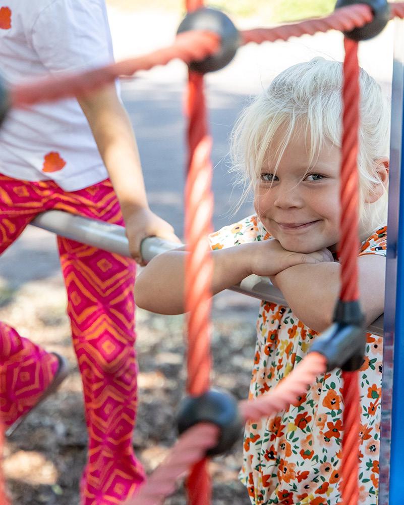Een glimlachend meisje geniet van het spelen op het schoolplein van Kindplein 't Centrum in Uden. Een glimlachend meisje geniet van het spelen op het schoolplein van Kindplein 't Centrum in Uden.