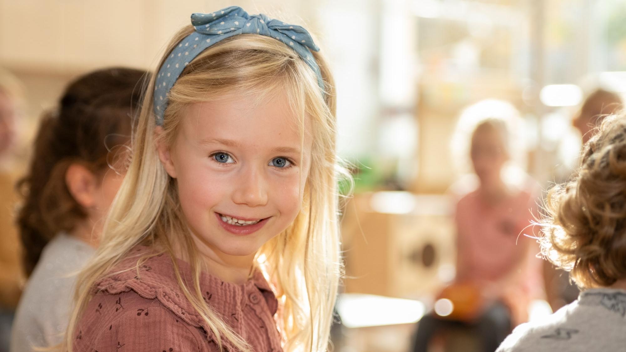 Een glimlachend meisje in de klas van Kindcentrum De Troubadour in Rosmalen. Een glimlachend meisje in de klas van Kindcentrum De Troubadour in Rosmalen.