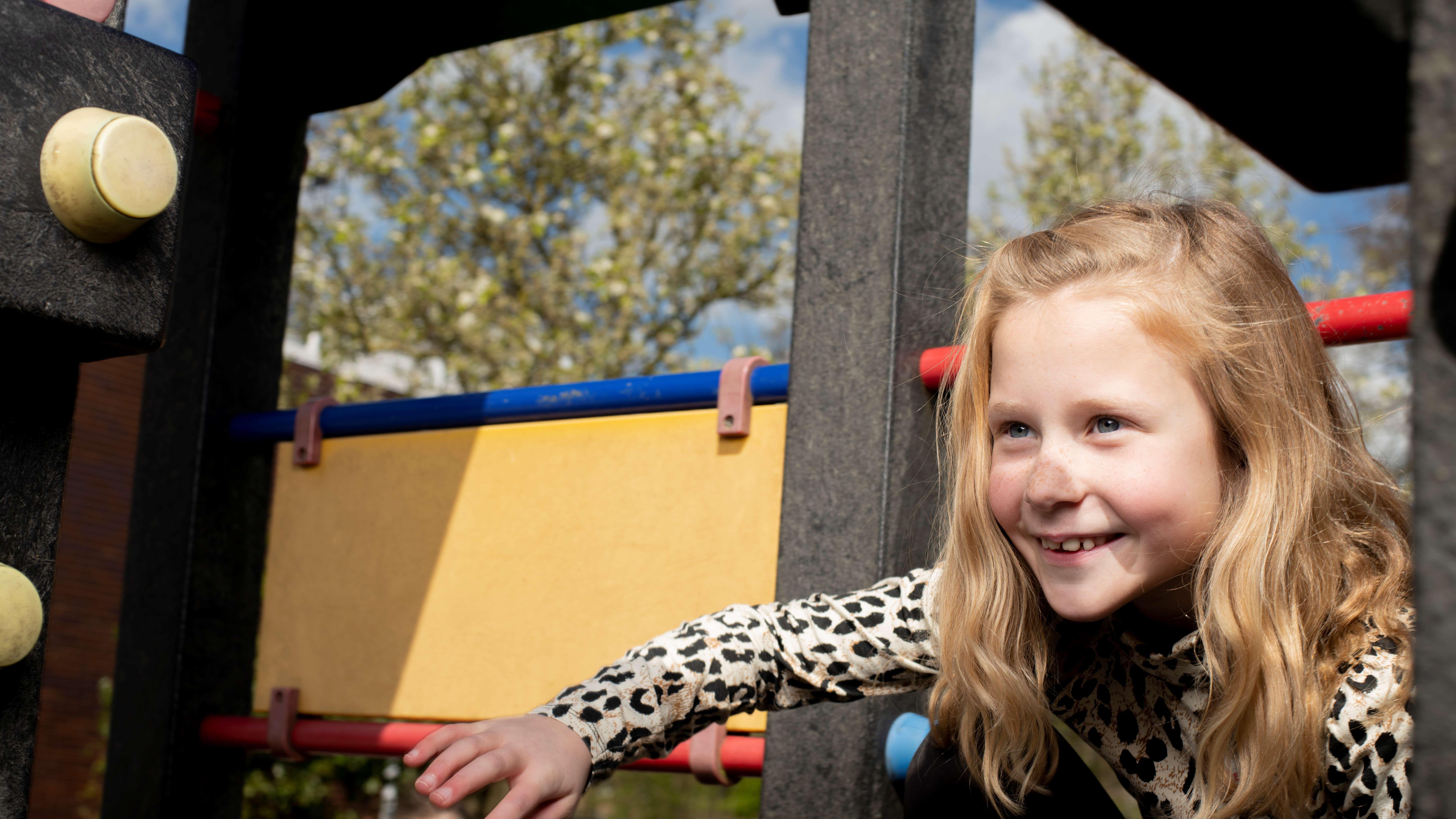 Een glimlachend meisje speelt op het schoolplein van Openbare Basisschool Hurdegarijp in Hurdegaryp. Een glimlachend meisje speelt op het schoolplein van Openbare Basisschool Hurdegarijp in Hurdegaryp.