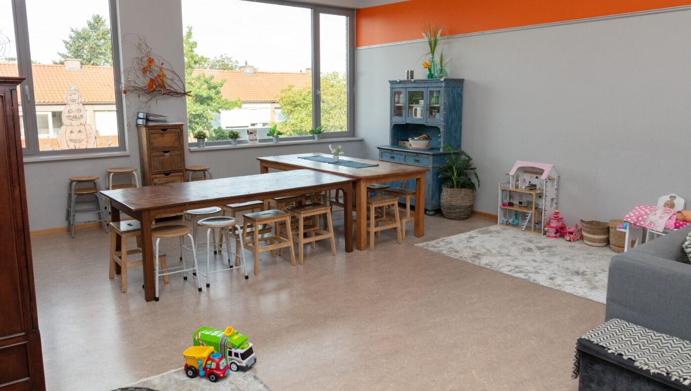 Een goed verlichte klasruimte met houten tafels en stoelen bij De Achtbaan in Tiel. Een goed verlichte klasruimte met houten tafels en stoelen bij De Achtbaan in Tiel.