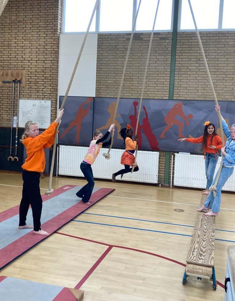 Een groep kinderen is actief aan het sporten op de Christelijke Basisschool de Roerganger in Heerenveen. Een groep kinderen is actief aan het sporten op de Christelijke Basisschool de Roerganger in Heerenveen.