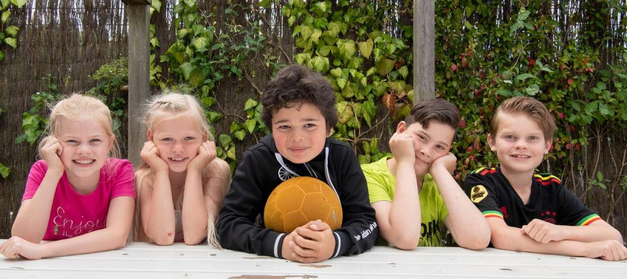 Een groep kinderen op schoolplein van Kindcentrum De Spreng in Barneveld, genietend van hun tijd samen. Een groep kinderen op schoolplein van Kindcentrum De Spreng in Barneveld, genietend van hun tijd samen.