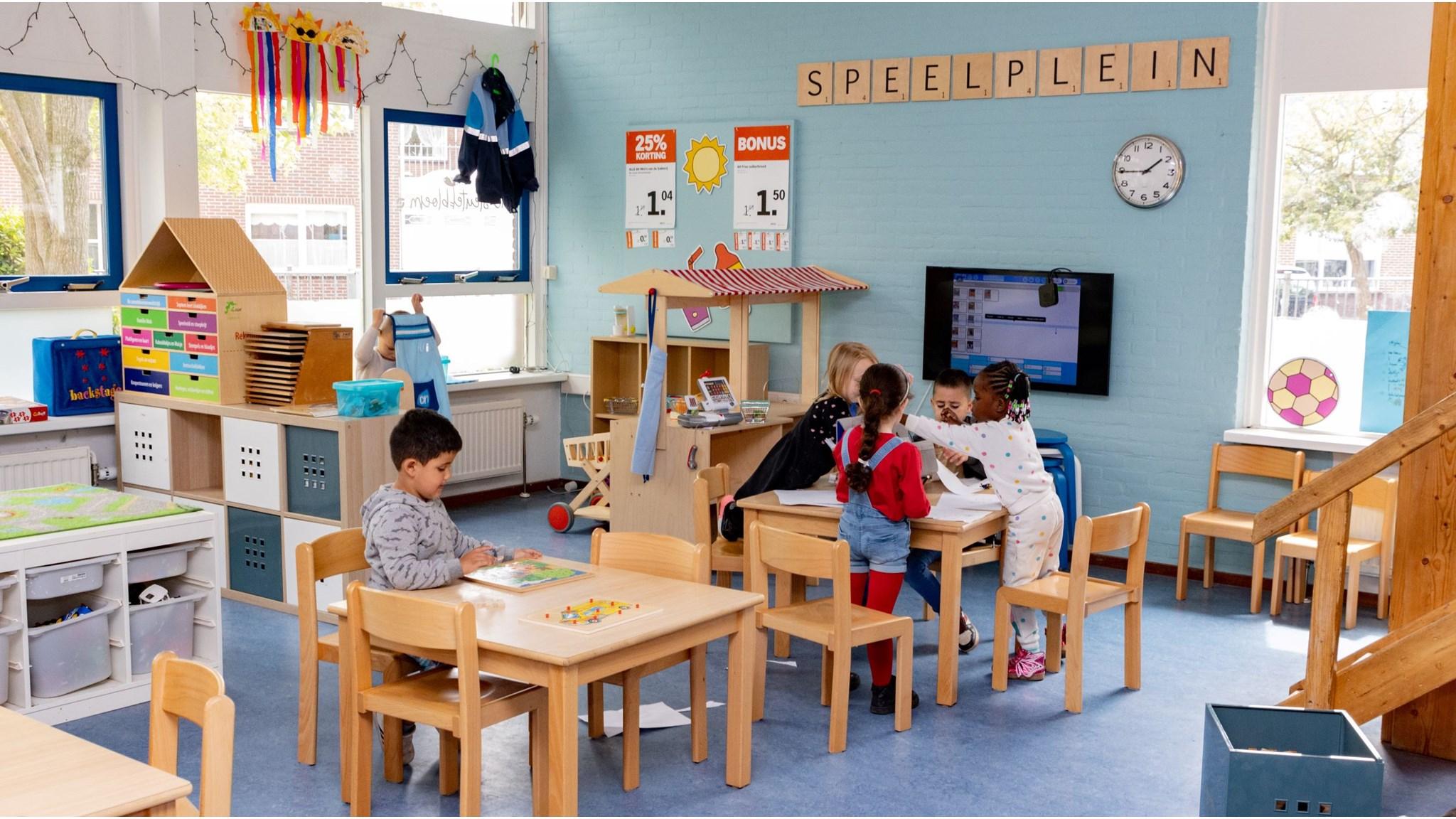 Een groep kinderen speelt en leert in het klaslokaal van Kindcentrum De Sleutelbloem in Beverwijk. Een groep kinderen speelt en leert in het klaslokaal van Kindcentrum De Sleutelbloem in Beverwijk.