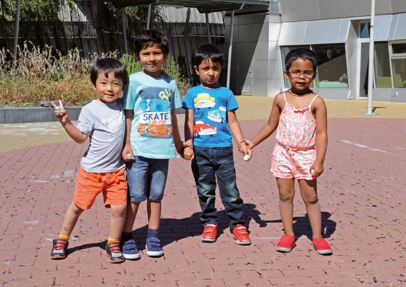 Een groep kinderen staat hand in hand op het schoolplein van de Amsterdam International Community School (AICS) in Amsterdam. Een groep kinderen staat hand in hand op het schoolplein van de Amsterdam International Community School (AICS) in Amsterdam.