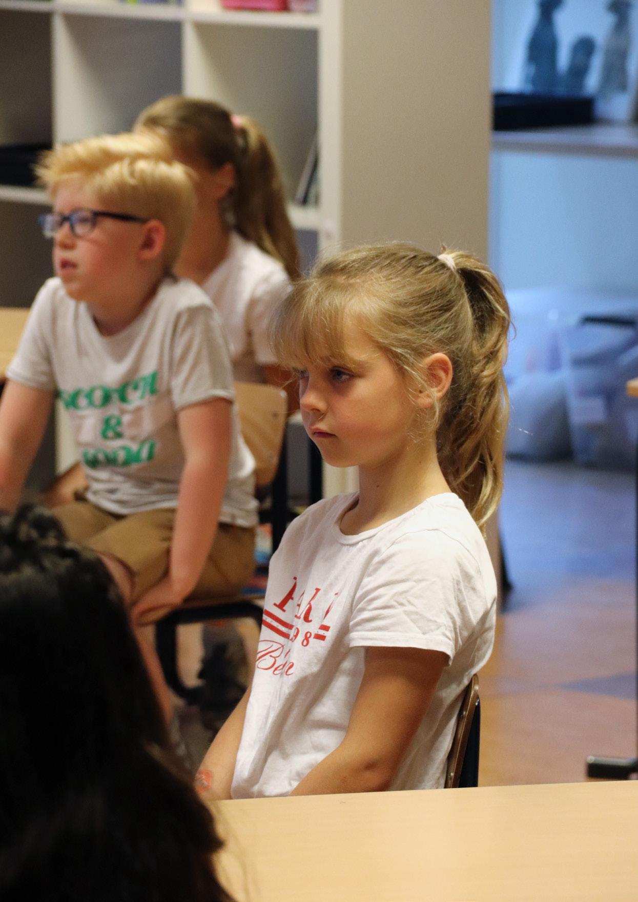 Een groep leerlingen luistert aandachtig tijdens een activiteit op de Brede School Heuvelrijk in Nuenen. Een groep leerlingen luistert aandachtig tijdens een activiteit op de Brede School Heuvelrijk in Nuenen.