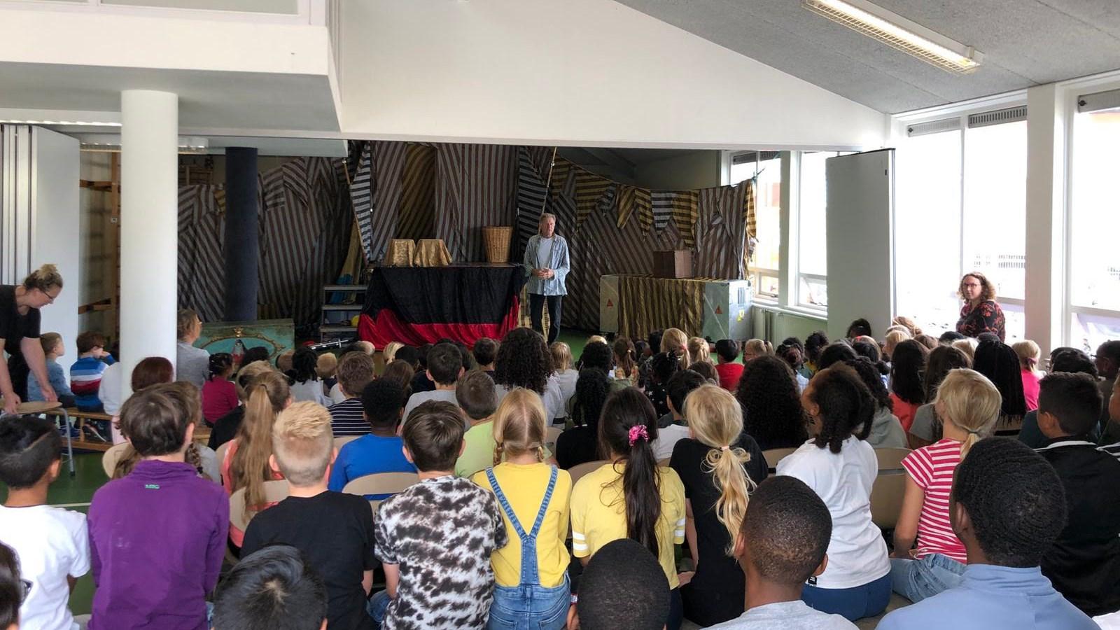 Een groep leerlingen van Basisschool de Olijfboom in Almere kijkt een voorstelling in hun klaslokaal. Een groep leerlingen van Basisschool de Olijfboom in Almere kijkt een voorstelling in hun klaslokaal.