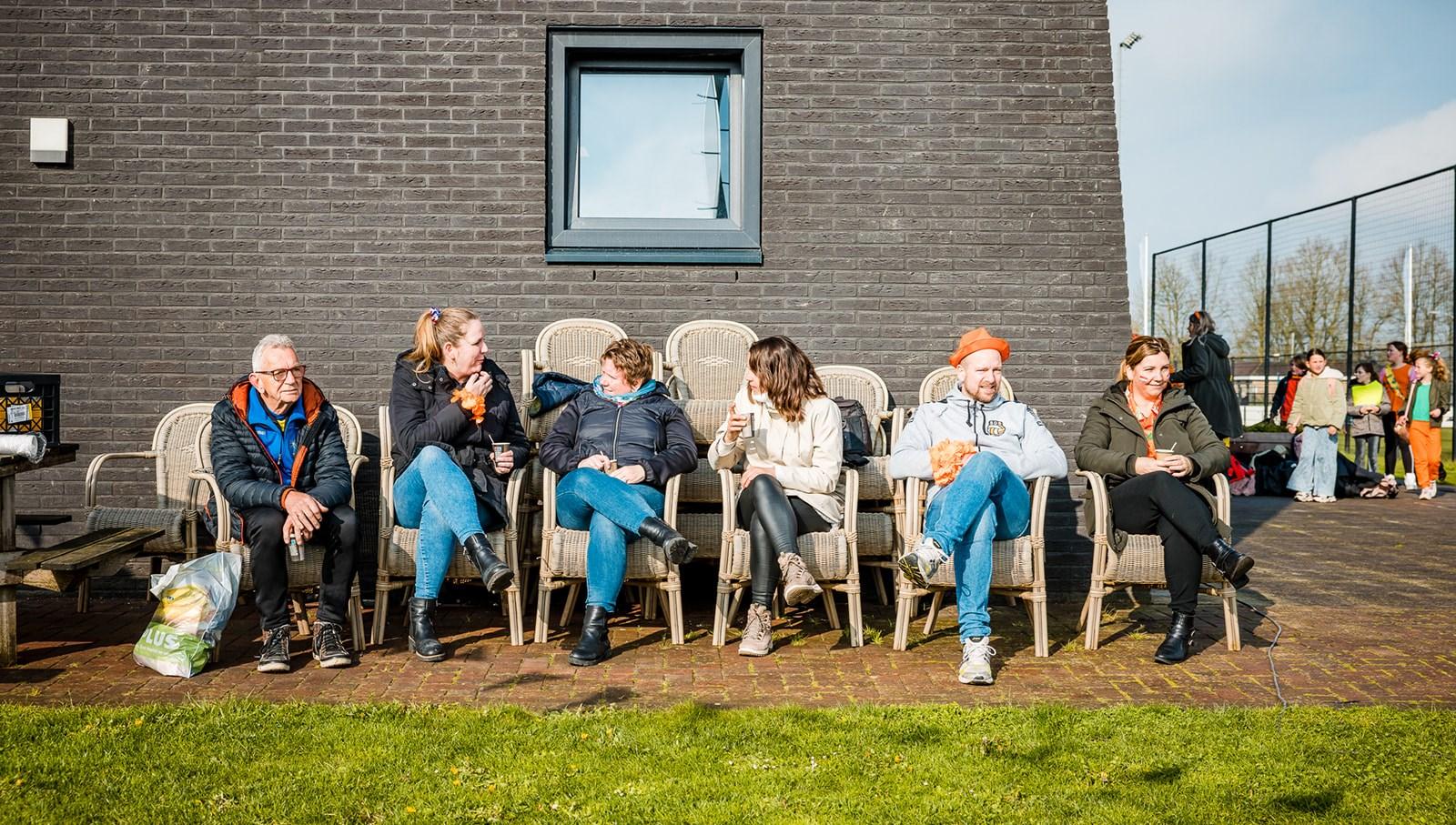 Een groep volwassenen geniet van hun tijd op het schoolplein van De Wheemschool in Voorthuizen. Een groep volwassenen geniet van hun tijd op het schoolplein van De Wheemschool in Voorthuizen.