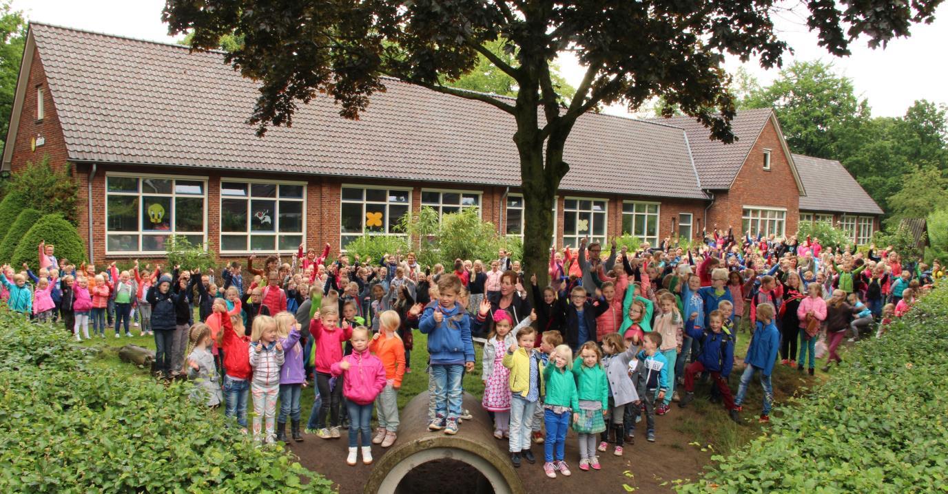 Een grote groep blije kinderen verzameld op het schoolplein van Christelijke Basisschool Eltheto in Vriezenveen. Een grote groep blije kinderen verzameld op het schoolplein van Christelijke Basisschool Eltheto in Vriezenveen.