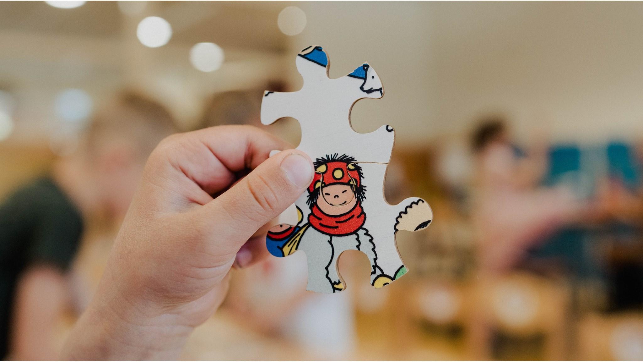 Een hand houdt een puzzelstuk vast met een afbeelding van een dier, genomen op Basisschool Prins Willem-Alexander in Waarder. Een hand houdt een puzzelstuk vast met een afbeelding van een dier, genomen op Basisschool Prins Willem-Alexander in Waarder.