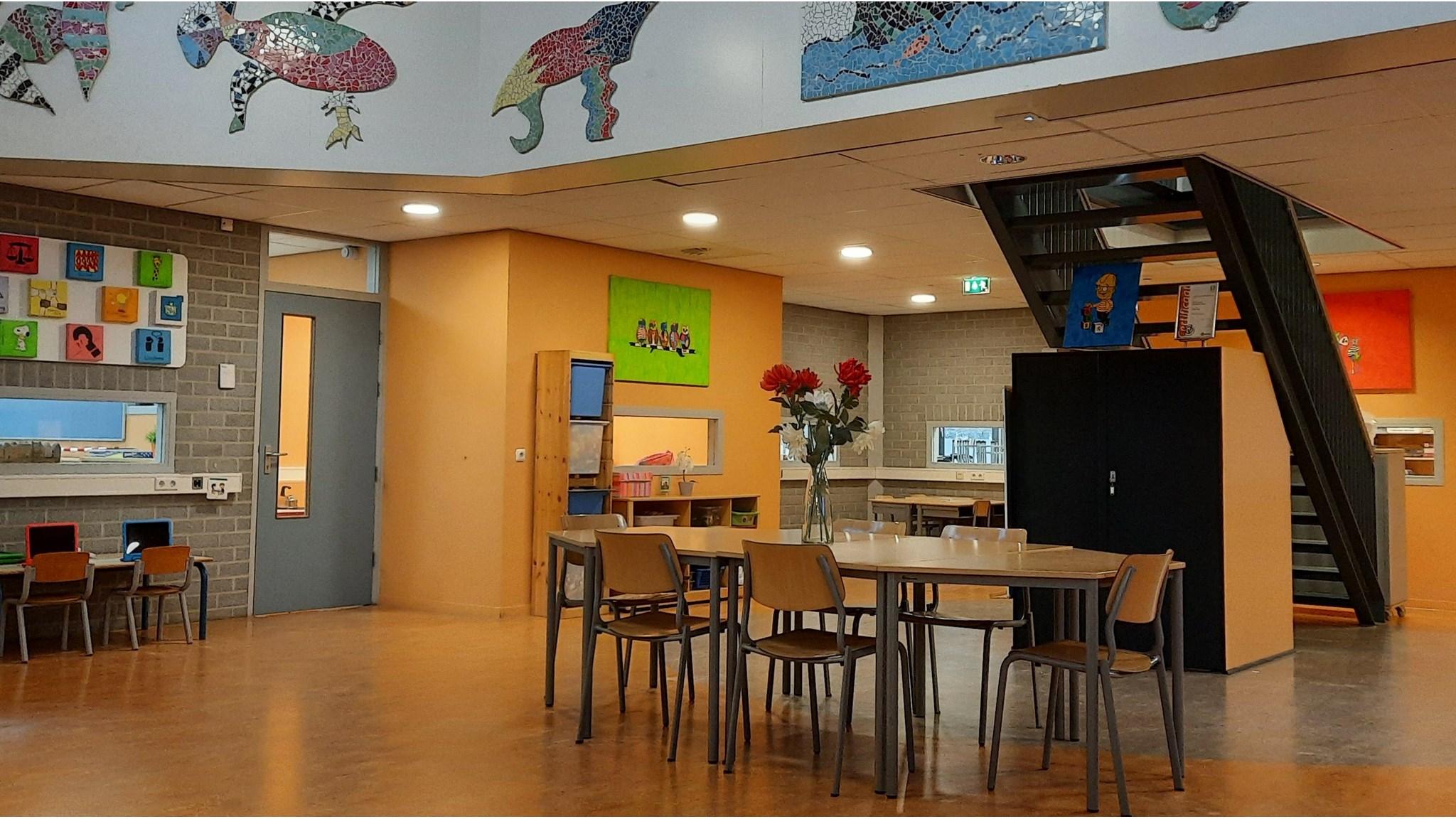 Een interieurbeeld van Openbare Basisschool De Berkel in Rekken, met kleurrijke kunst en meubilair. Een interieurbeeld van Openbare Basisschool De Berkel in Rekken, met kleurrijke kunst en meubilair.
