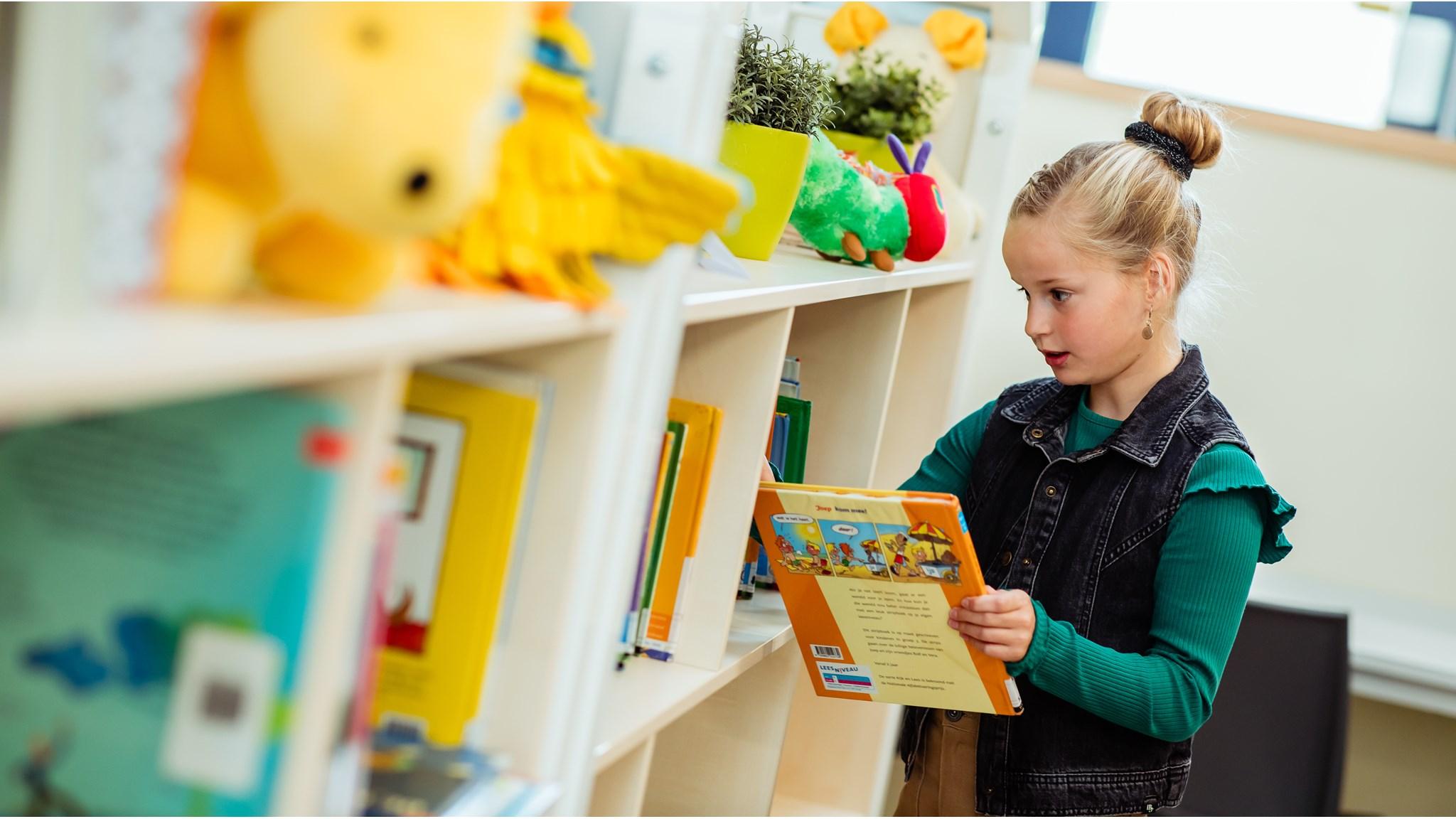 Een jong meisje leest een boek in de bibliotheek van CNS Herédium in Zijderveld. Een jong meisje leest een boek in de bibliotheek van CNS Herédium in Zijderveld.
