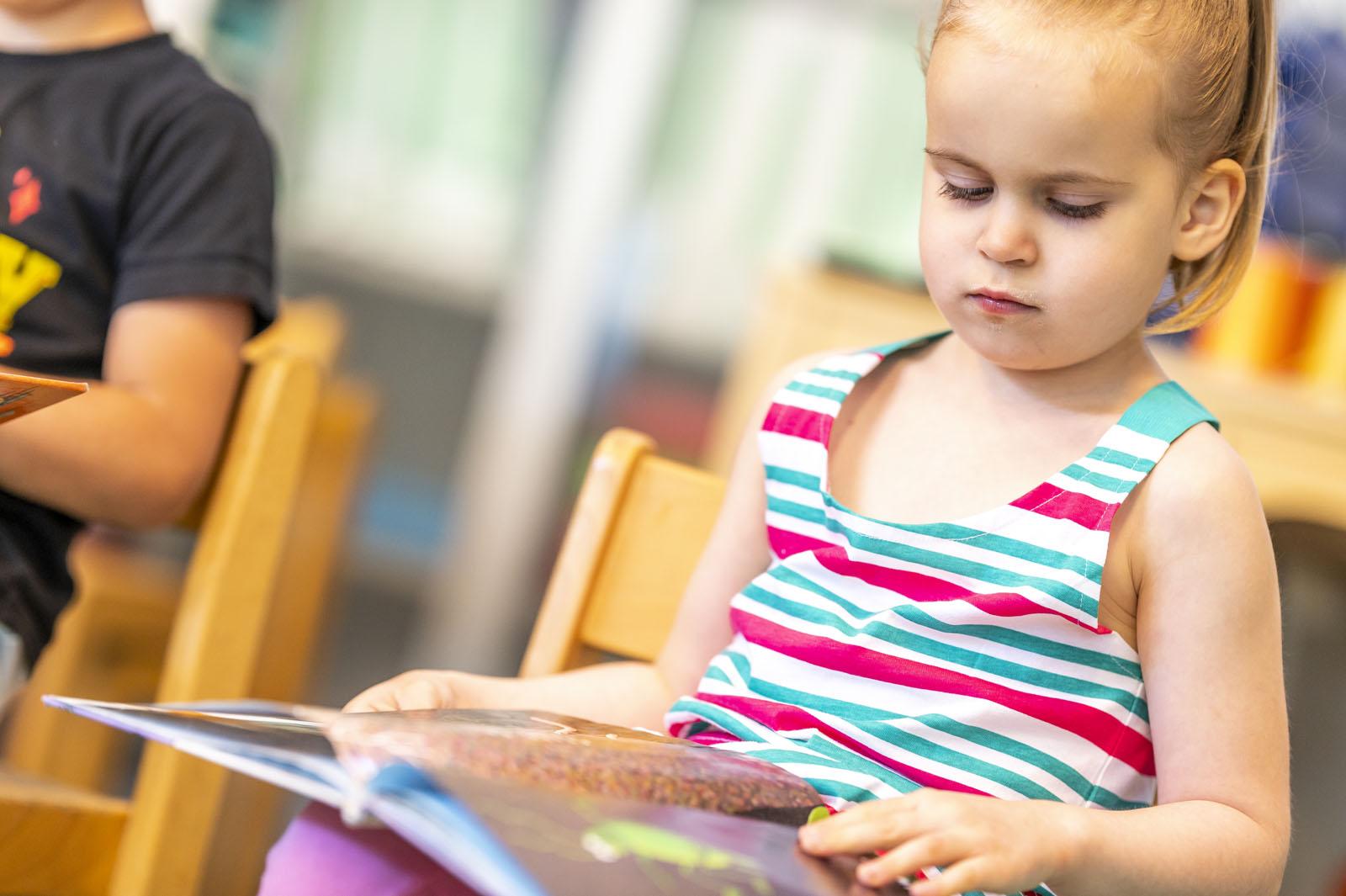Een jong meisje leest een boek in de klas van CBS Driestromenland in Lelystad. Een jong meisje leest een boek in de klas van CBS Driestromenland in Lelystad.