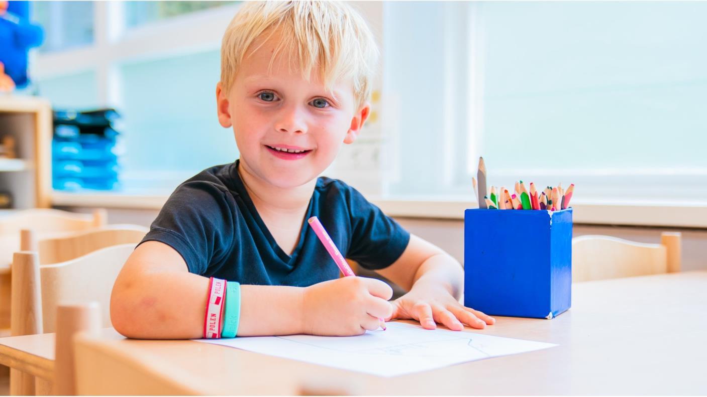 Een jonge leerling van de Katholieke Basisschool Het Kofschip in Ouderkerk aan de Amstel die enthousiast aan het tekenen is. Een jonge leerling van de Katholieke Basisschool Het Kofschip in Ouderkerk aan de Amstel die enthousiast aan het tekenen is.