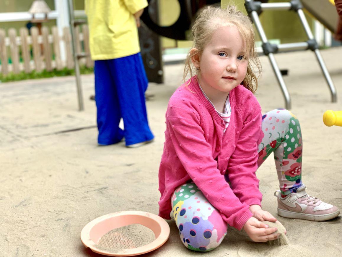 Een jonge meid speelt op het schoolplein van de Prinses Marijkeschool in Den Haag. Een jonge meid speelt op het schoolplein van de Prinses Marijkeschool in Den Haag.