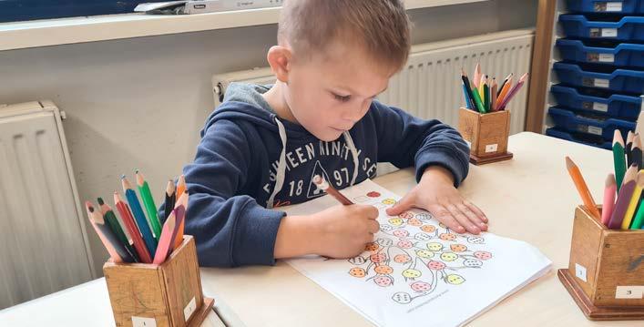 Een jongen aan het kleuren in de klas van Obs Prinses Margrietschool in West-Terschelling. Een jongen aan het kleuren in de klas van Obs Prinses Margrietschool in West-Terschelling.