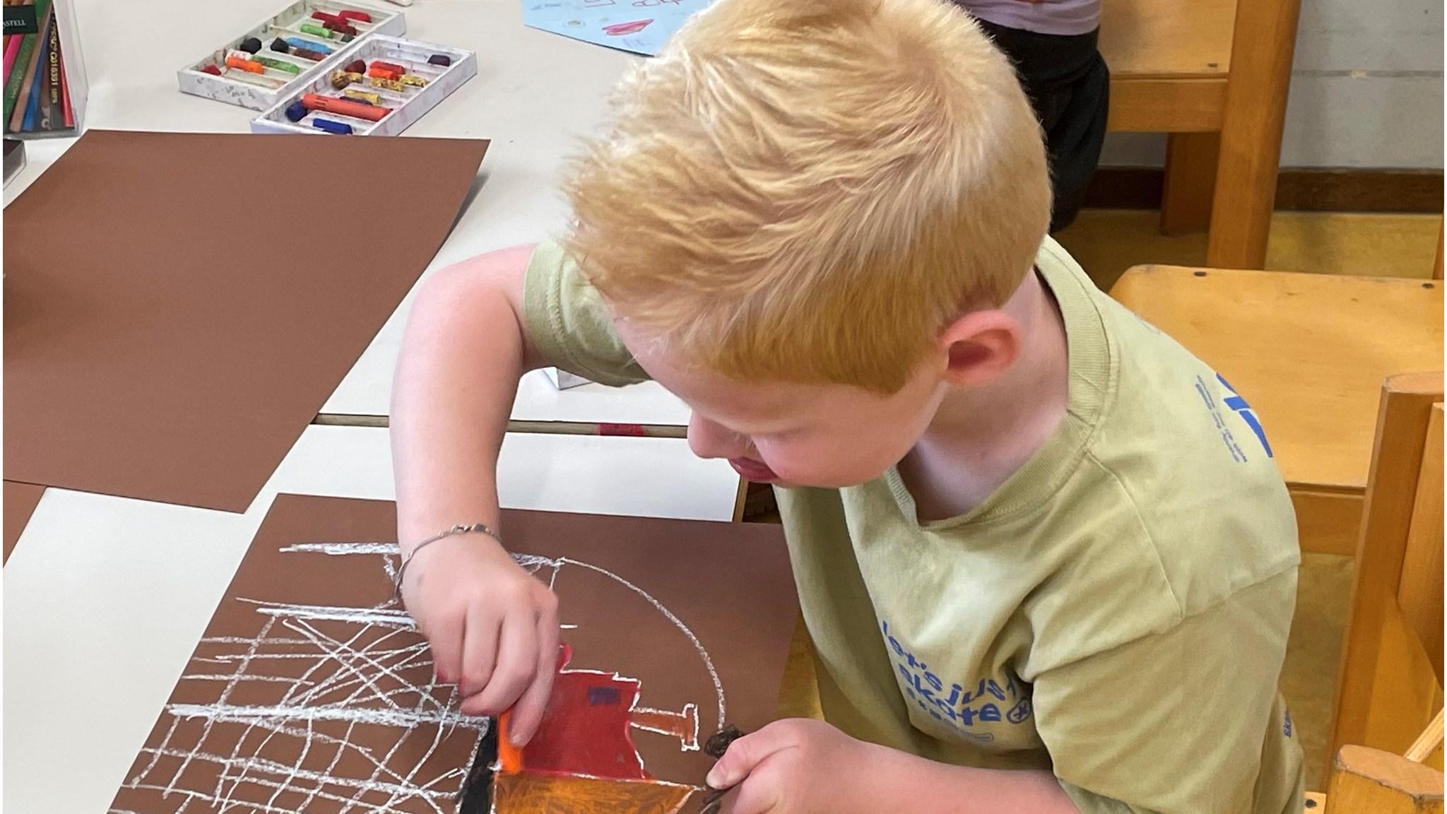 Een jongen aan het kleuren tijdens een kunstles op de Katholieke Basisschool De Bangert in Andijk. Een jongen aan het kleuren tijdens een kunstles op de Katholieke Basisschool De Bangert in Andijk.