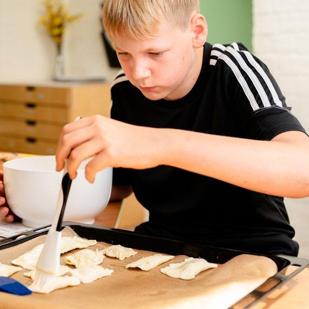 Een jongen aan het koken in Kindcentrum De Morgenster in Zwolle.