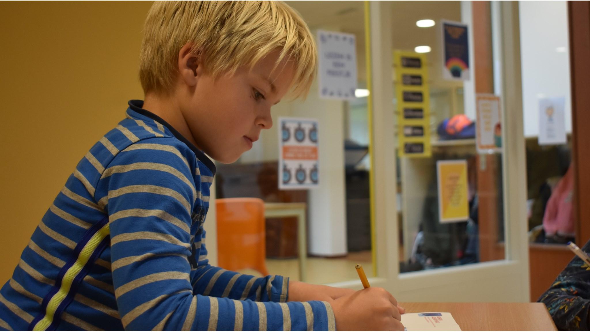 Een jongen aan het schrijven in de klas van Christelijke basisschool De Ster in Harkstede (Gem. Midden-Groningen). Een jongen aan het schrijven in de klas van Christelijke basisschool De Ster in Harkstede (Gem. Midden-Groningen).