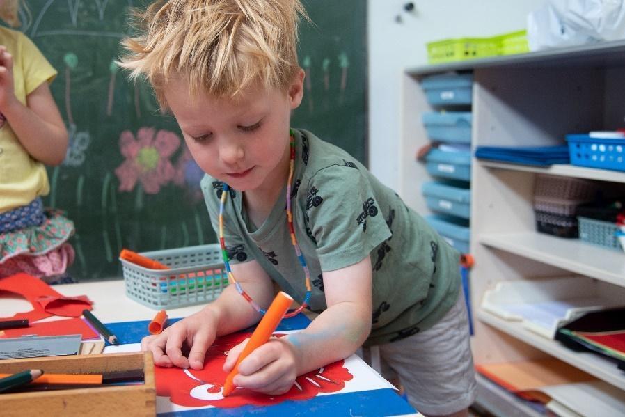 Een jongen aan het tekenen met kleurrijke stiften in de klas van Basisschool Wisperweide in Weesp. Een jongen aan het tekenen met kleurrijke stiften in de klas van Basisschool Wisperweide in Weesp.