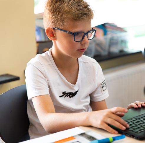 Een jongen aan het werk op een laptop in de Jozefschool Katholiek Basisonderwijs in Aalsmeer. Een jongen aan het werk op een laptop in de Jozefschool Katholiek Basisonderwijs in Aalsmeer.