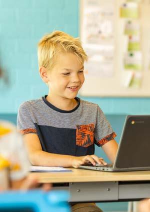 Een jongen aan het werk op een laptop in de klas van Christelijke Basisschool De Hoeksteen in Heerenveen. Een jongen aan het werk op een laptop in de klas van Christelijke Basisschool De Hoeksteen in Heerenveen.