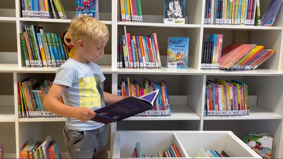 Een jongen bekijkt een boek in de bibliotheek van Basisschool St Dionysius in Schinnen. Een jongen bekijkt een boek in de bibliotheek van Basisschool St Dionysius in Schinnen.
