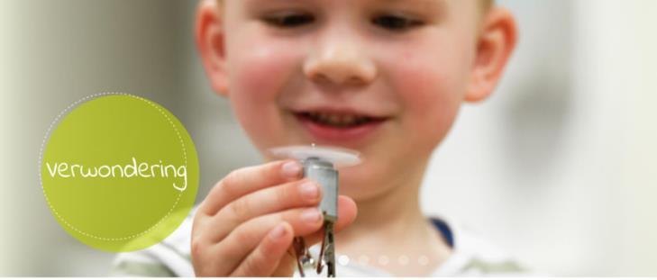 Een jongen bij Christelijk kindcentrum De Rank in Heerjansdam kijkt verwonderd naar een draaiend speeltje. Een jongen bij Christelijk kindcentrum De Rank in Heerjansdam kijkt verwonderd naar een draaiend speeltje.