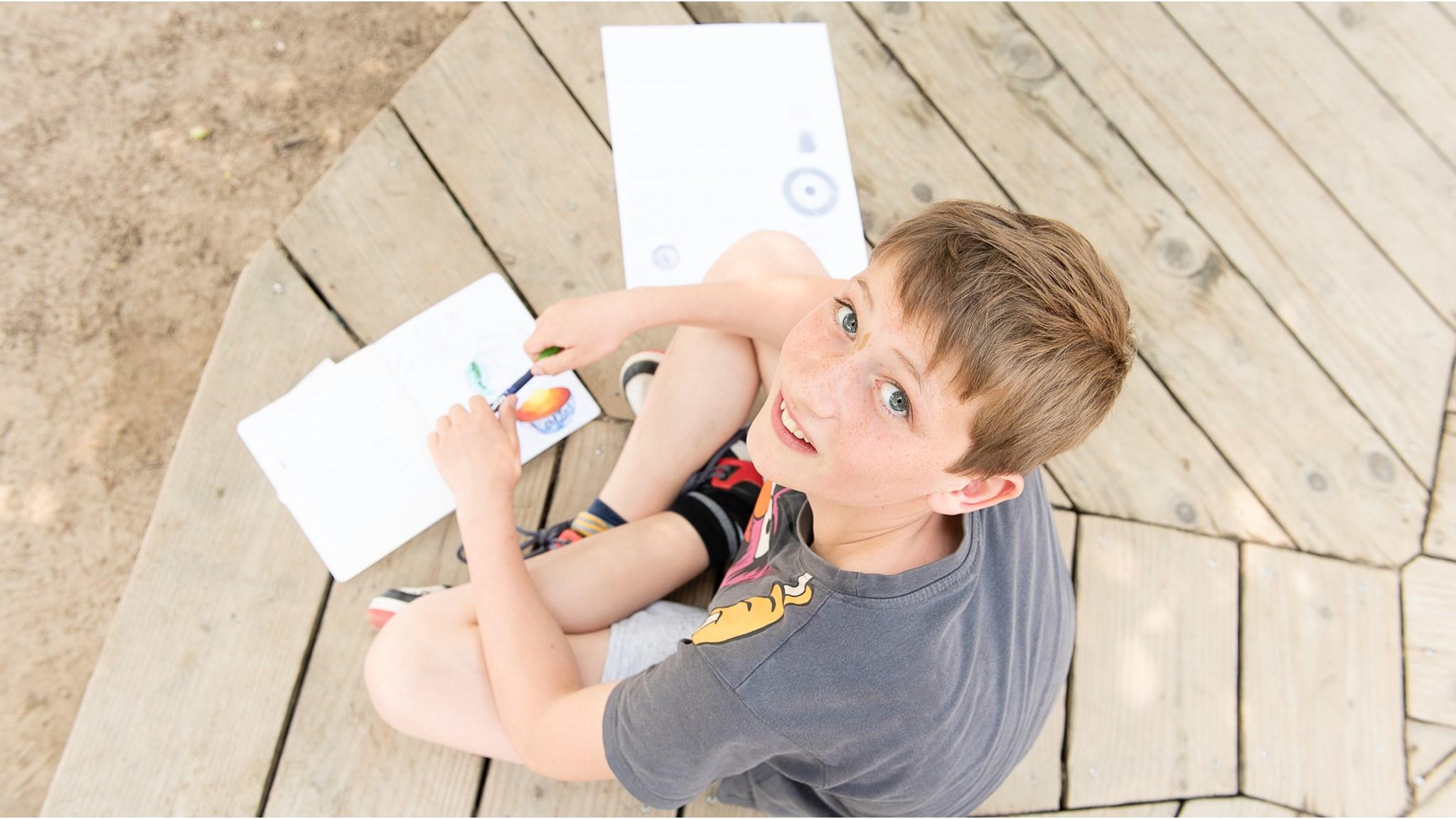 Een jongen die aan het tekenen is op het schoolplein van Jenaplan IKC Donatushof in Bemmel. Een jongen die aan het tekenen is op het schoolplein van Jenaplan IKC Donatushof in Bemmel.