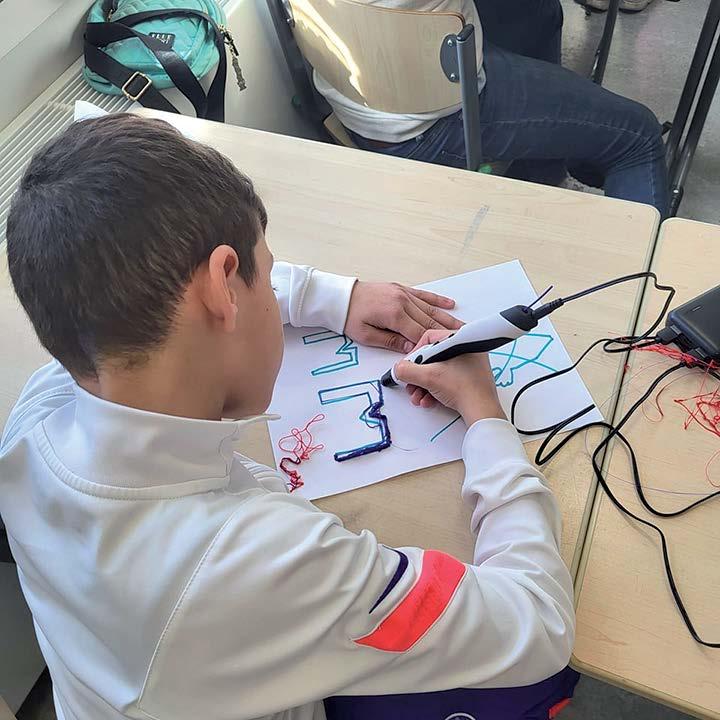 Een jongen die creatief bezig is met een 3D-pen in de klas van De Wegwijzer in Lomm. Een jongen die creatief bezig is met een 3D-pen in de klas van De Wegwijzer in Lomm.