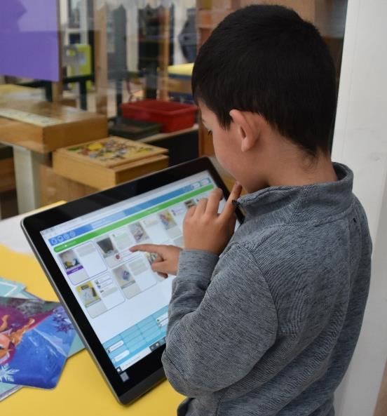 Een jongen die een tablet gebruikt in IKC de Bongerd in Nederweert. Een jongen die een tablet gebruikt in IKC de Bongerd in Nederweert.