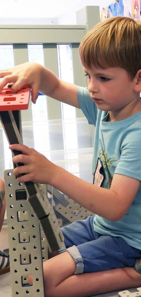 Een jongen die speelt met bouwmaterialen in Kindcentrum De Duif in Heiloo. Een jongen die speelt met bouwmaterialen in Kindcentrum De Duif in Heiloo.