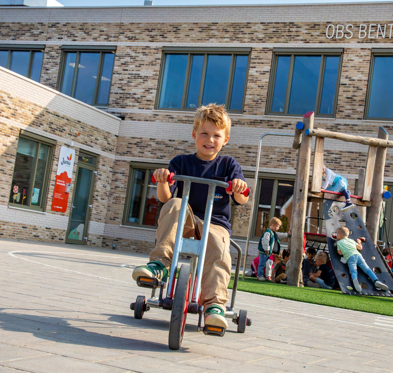 Een jongen fietst op het schoolplein van OBS Bentwijzer in Benthuizen. Een jongen fietst op het schoolplein van OBS Bentwijzer in Benthuizen.