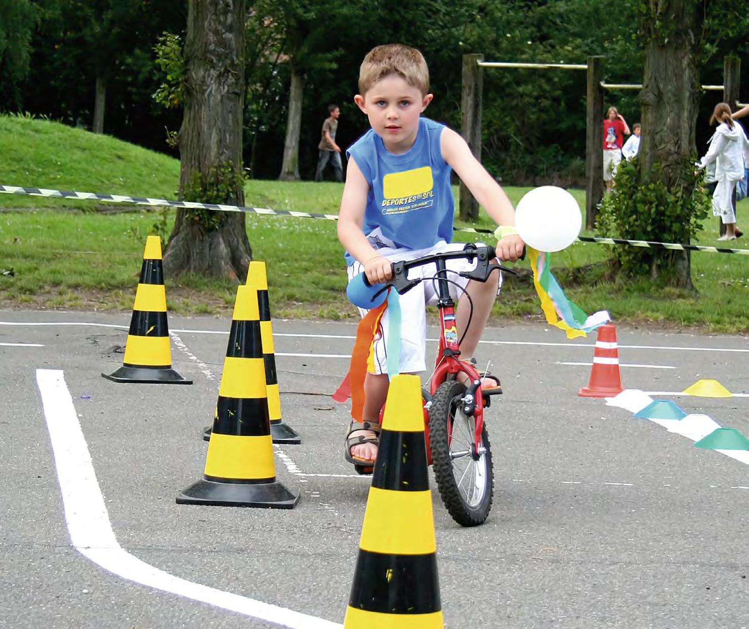 Een jongen fietst tussen kegels op het schoolplein van Basisschool Toermalijn in Wormerveer. Een jongen fietst tussen kegels op het schoolplein van Basisschool Toermalijn in Wormerveer.